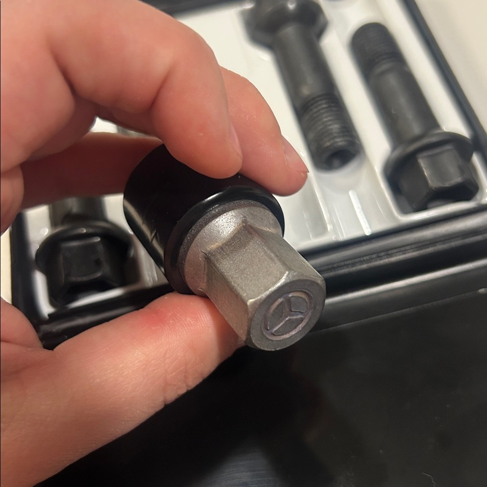 Mercedes-Benz Wheel Security Key Bolt Set - Picture 4 of 6